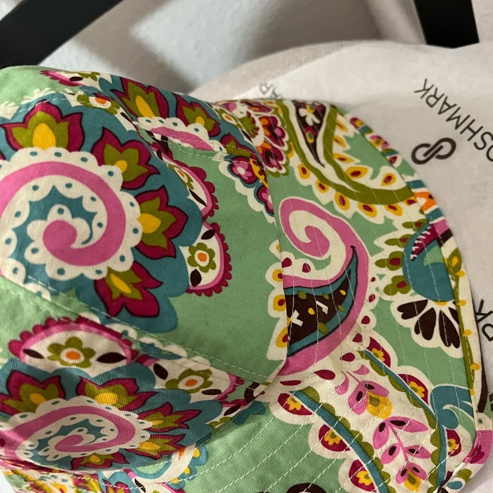 VERA BRADLEY NWOT AUTHENTIC TUTTI FRUTTI GREEN PAISLEY REVERSIBLE BUCKET HAT